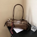 Bolso baguette vintage marrón con colgante de raqueta de tenis y correas de hombro - Marrón con colgante