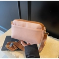 Dettaglio della borsa a tracolla in tela rosa con finiture marroni e tracolla larga - Rosa