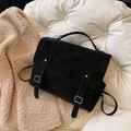 Zaino tote nero opaco minimalista con doppie cinghie e fibbie in argento sul divano - Nero