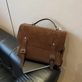Zaino vintage marrone opaco da donna con dettagli di cinturini e manico superiore - Marrone