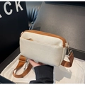 Elegante borsa a tracolla in tela beige con finiture marroni e tracolla larga - Bianco Sporco