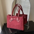 Borsa tote in velluto a coste bordeaux con grande fiocco in pelle e tracolle - Rosso