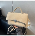 Detalle de un bolso de piel mate beige con hebilla metálica y asa de mano - Caqui Claro