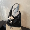Borsa hobo nera lucida minimalista con ciondolo a nuvola bianca e fibbia in metallo argento - Nero con ciondolo