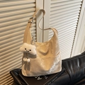 Borsa tote beige minimalista con trama marmorizzata e ciondolo a nuvola bianca morbida - Bianco Crema Con Ciondolo