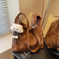 Borsa tote retrò marrone con tracolla larga e ciondolo a nuvola in peluche - Caffè con Ciondolo