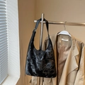 Borsa hobo nera con trama marmorizzata e tracolla regolabile in stile minimal - Nero senza Ciondolo