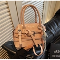 Detalles del bolso de mano rosa con correas, hebillas metálicas y colgantes coloridos - Con Colgante / Rosa