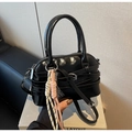Detalle de bolso de charol negro con adorno de cuerda trenzada y asas de mano - Con Colgante / Negro