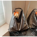 Dettaglio borsa hobo marrone scuro con cerniere in metallo e ciondolo arancione - Caffè (Con Ciondolo)