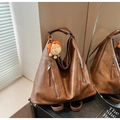 Borsa a spalla vintage in pelle marrone con cerniere argentate e ciondolo di peluche - Marrone (Con Pendaglio)