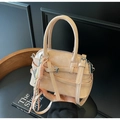 Détail du sac à main en cuir rose pêche avec charme en corde tressée et boucle décor - Avec Pendentif / Gris