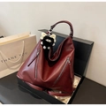 Borsa tote in pelle bordeaux con cerniere e ciondolo di peluche in una confezione regalo - Rosso Vino (Con Ciondolo)