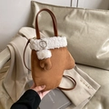 Sac bandoulière marron en forme de gant avec bordure en molleton blanc et pendentif - Avec Pendentif / Marron