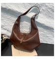 Detalle de bolso hobo de cuero PU marrón oscuro con textura suave y cremallera metálica - café