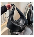 Detalle del bolso Hobo negro con textura de cuero vintage y reflejo de espejo - Negro
