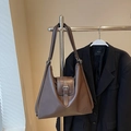 Braune Shopper-Tasche aus mattem Leder mit Metallschnalle in professioneller Studio-Umgebung - Beige Khaki Ohne Anhänger