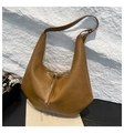 Detalle del bolso hobo con cremallera, hebilla metálica y textura de cuero flexible - Café Claro