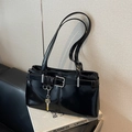 Glänzende schwarze Leder-Achseltasche mit Silberschnallen und goldenem Schlüssel - Schwarz