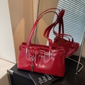 Retro glänzende rote Schultertasche mit modischen Schnallen und goldenem Schlüsselanhänger - Rot