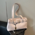 Schicke hellrosa Schultertasche aus Kunstleder mit Gürtelschnalle und Schlüsselanhänger - Rosa