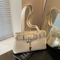 Kremfarbene Retro-Unterachseltasche aus Kunstleder mit Schnallendetails und Schlüsselanhänger - Cremeweiß