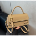 Détail d'un sac à main beige en cuir texturé avec garnitures dorées et coutures perlées - Khaki
