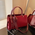 Sac fourre-tout bordeaux élégant pour femme avec ferrures dorées et poignées - Rouge