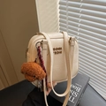 Bolso de hombro chic en cuero PU beige con colgante de oso y detalle de cuerda tejida - Blanco Crema Con Colgante