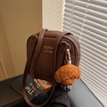 Bolso bandolera retro marrón oscuro con herrajes dorados y dije de oso de peluche - Café con Colgante