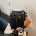 Elegante bolso de hombro negro de cuero PU con letras doradas y un colgante de peluche - Negro con colgante