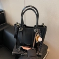 Bolso tote minimalista de cuero negro con colgante de béisbol y correa ajustable - Negro con colgante
