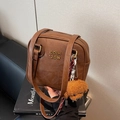 Bolso cuadrado de cuero marrón con letras doradas y colgante de perro de peluche - Marrón con colgante