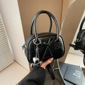 Sac bowling rétro noir avec nœud papillon et pendentif cœur sur bandoulière - Noir avec pendentif