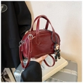 Vintage bordeauxrote Bowling-Tasche aus glänzendem PU-Leder mit kleinem Puppenanhänger - Rot mit Anhänger