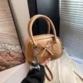 Borsa bowling retrò in pelle color cuoio da donna con fiocco e ciondolo a cuore - Cachi con Pendente