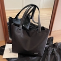 Große schwarze Nylon-Reisetasche mit Schultergurten und minimalistischem Markenetikett - Schwarz