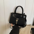 Borsa a mano vintage in pelle verniciata nera con ciondolo a chiave dorata e fibbia - Nero