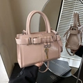 Elegante borsa a mano rosa in vernice con fibbia decorativa e ciondolo a chiave in metallo - Rosa