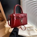 Borsa a mano in vernice rossa con fibbia in metallo e tracolla rimovibile - Rosso