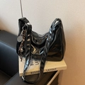 Glänzende schwarze Hobo-Tasche mit Tennisschläger-Anhänger und gewebtem Detail - Schwarz (Mit Anhänger)