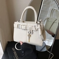 Elegante borsa quadrata color crema in similpelle con manici tondi e ciondolo a chiave - Bianco