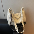 Cremeweiße Hobo-Tasche aus Lackleder mit verstellbaren Riemen und Tennis-Anhänger - Cremeweiß (Mit Anhänger)