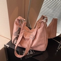 Rosa matte Hobo-Tasche aus Leder mit silbernen Metallteilen und Tennis-Schlüsselanhänger - Rosa (Mit Anhänger)