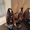 Dunkelbraune glänzende Hobo-Tasche mit breitem Gurt und Metallkugel-Anhänger - Kaffeebraun (Mit Anhänger)