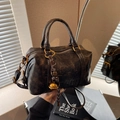 Retro dark coffee oil-waxed leather Boston handbag with woven charm and bell decoration - With Charm / Coffee