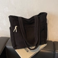 Bolso tote de pana negra con bolsillos laterales y detalle decorativo de nudo de cuerda - Negro