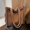 Bolso tote de pana marrón de gran capacidad con múltiples bolsillos y diseño moderno - Marrón