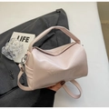 Detailaufnahme der rosa Wachsleder-Zylindertasche mit Logo-Prägung und Silberbeschlägen - Einheitsgröße / Rosa