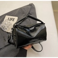Detail der glänzenden schwarzen Öl-Wachs-Ledertasche mit silbernen Metallbeschlägen - Einheitsgröße / Schwarz